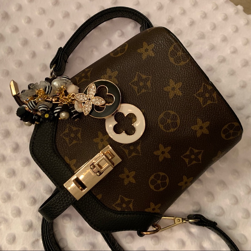 CUTE BROWN CROSSBODY BAG W/A BAG CHARM!